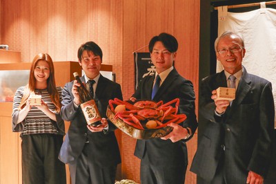 先日開催された記者会見の様子。右から2番目が当社 取締役副社長 上垣匡智。右端が香住水産加工業協同組合 組合長 田中一行様、左から2番目が香住鶴株式会社 代表取締役社長 福本和広様、左端が香美観光大使で元NMB48メンバーの石田優美様