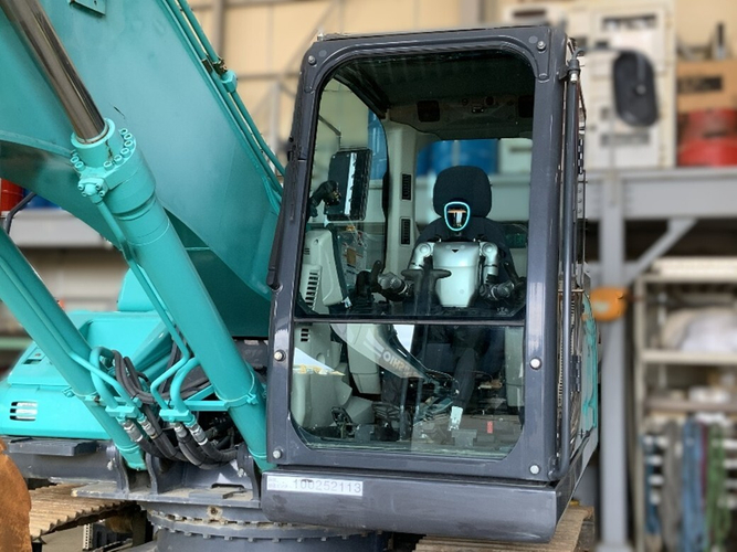 写真1：ヒューマノイドロボットによる大型油圧ショベル操作