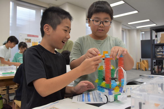 楽しそうにオリジナルマシンを2人1組で作成