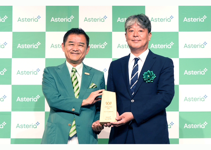 アステリア株式会社 代表取締役社長　平野 洋一郎様(左)、当社 常務執行役員 ERPソリューション事業本部長　三澤 義博(右)