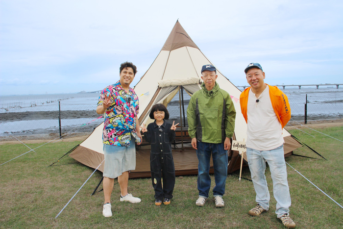 バイきんぐが出演する『小峠と西村キャンプ場』（左から木村昴、永尾柚乃、小峠英二、西村瑞樹）