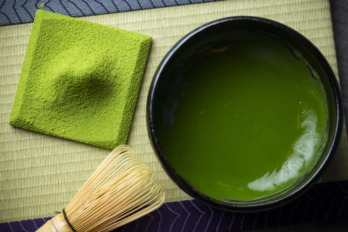 美しい緑色が特徴。店内で丁寧に練り上げた 「お濃茶」を使用しております.