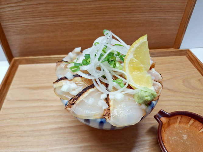 土田さんの新玉ねぎを使ったなまずと真鯛の炙り塩レモン丼