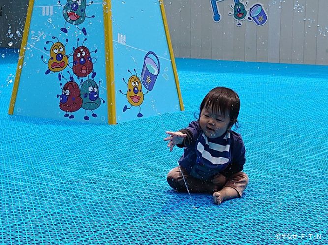 優しく水が飛び出す「お水のアーチ」は小さなお子様も安心