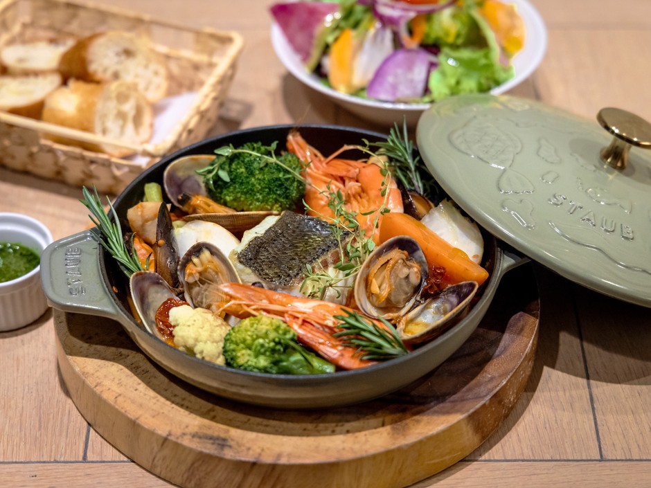 旬野菜と鮮魚のズッパディペッシェ ~緑と赤のソースを添えて~