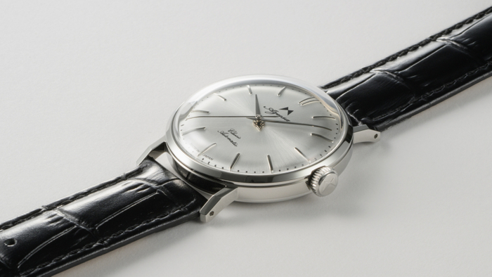 ドーム型の風防とカーブ文字盤。針も文字盤の曲線に合わせてひとつずつ針先を曲げています