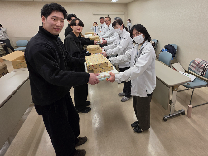 木のおもちゃは学生から直接、ふれあい児童館の代表者に手渡されました