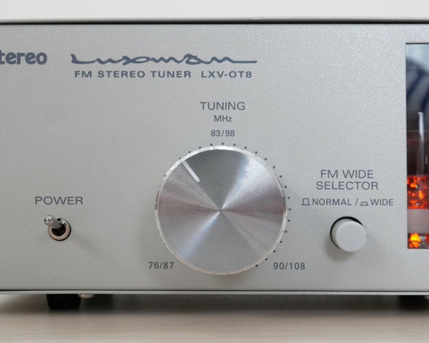 チューニング用のツマミは操作しやすいよう大きく配置。受信周波数(ノーマル／ワイド)をスイッチで切り替えることができます。