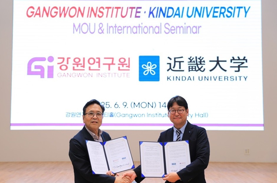 覚書締結時の記念撮影の様子 江原研究院院長 玄鎭權(Hyun Jin Kwon)(左)、近畿大学建築学部長 野田博(右)