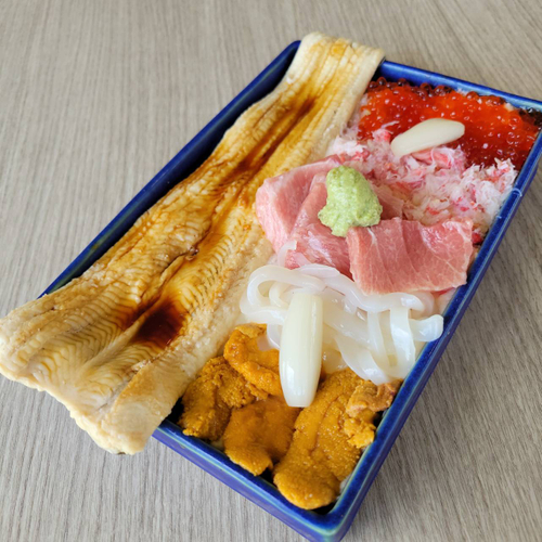 7種丼～白イカ・かに・バイ貝・地魚・アナゴ・一夜干し・マグロ・いくら～