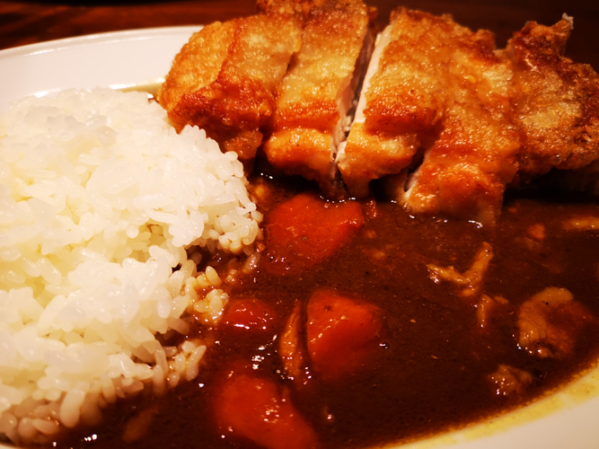 薬膳カレーにトンカツをトッピング。とんかつはジューシーでとんかつ専門店くらい美味い