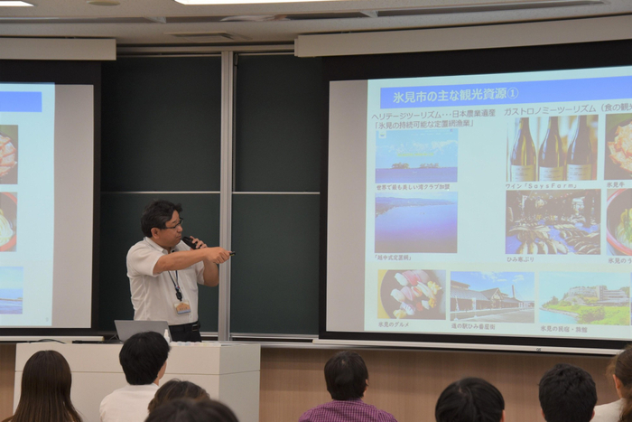 氷見市の観光資源を紹介する坂下さん