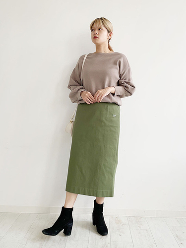 グレージュとカーキの洗練コーデ