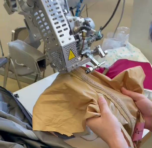 シームテープ再貼り付けの様子