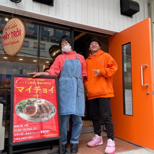 店主とベトナムの友人　