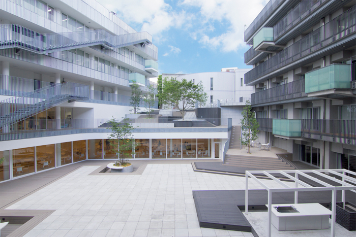東京工芸大学中野キャンパス2号館中庭