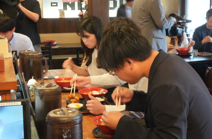 塩分オフセット麺を注文し、ラーメンを食べている来店者の様子
