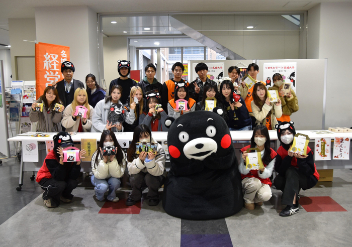 くまモンと記念撮影する田中教授とゼミの学生たち