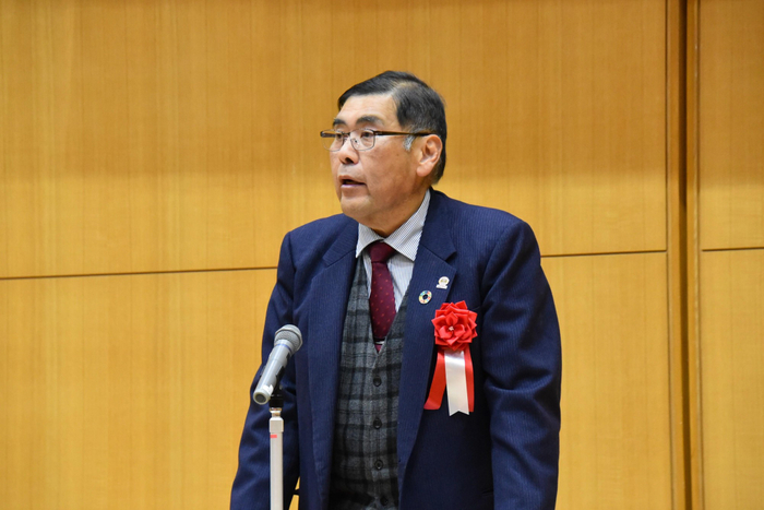 あいさつする小原学長
