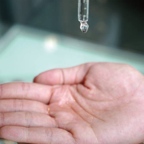 １滴でバラに包まれたように