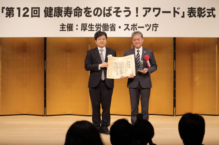 ▲左：厚生労働事務次官　大島一博氏、右：公社高齢者事業部担当部長　一ツ谷正範