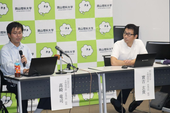 会見する高崎助教（左）と實吉玄貴・恐竜学科教授（右）