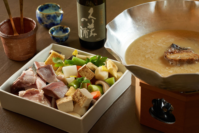 地酒「久美の浦」の酒粕を使った粕汁鍋は伊根鰤と地元の野菜をたっぷりと　※写真は２名様