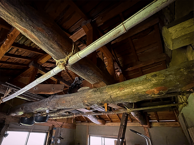 ▲蚕部屋の丸太梁&mdash;幾重にも渡る梁に、　　　　　　　　　家の記憶が 刻まれている。