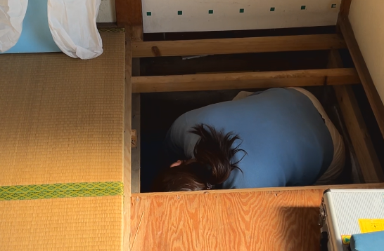 床下に調査に入る受講者