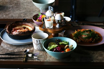 見た目にも鮮やかな料理が並ぶモーニング