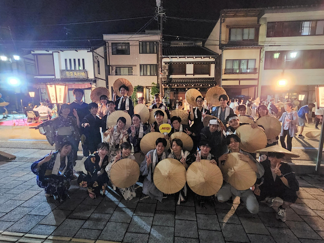 総踊りを終えた学生ら