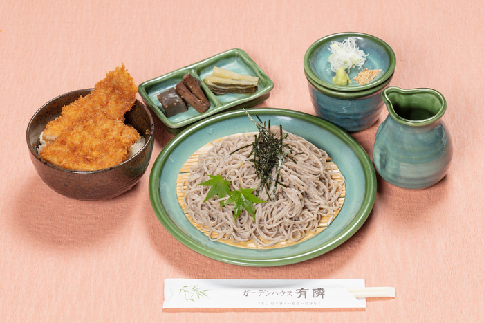 人気メニュー「ざるそばと小わらじかつ丼のセット」 イメージ