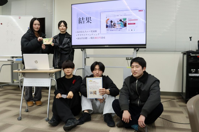 児童館への木のおもちゃ寄付活動に取り組む（後列左から）横井来美さん、玉川小桜さん（前列左から）東本賢人さん、太田雄也さん、大林亮太さん